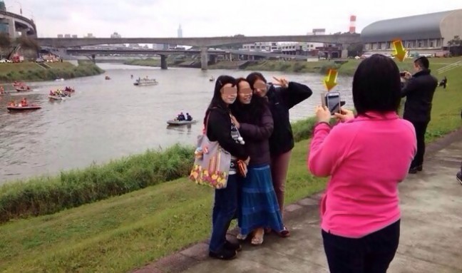 Berfoto di Lokasi Jatuhnya TransAsia, Tiga Wanita Taiwan Dikecam