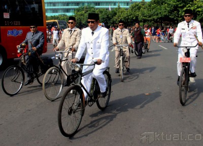 Bergaya Bung Karno, Komunitas Onthel Peringati Hari Lahir Presiden RI Pertama