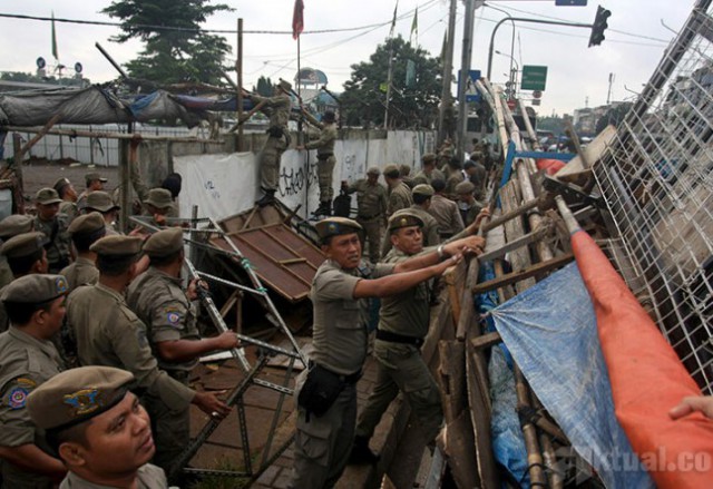 Berjualan di Kawasan Terlarang, Puluhan PKL Ditertibkan