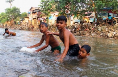 Bermain Bantaran Kali Ciliwung