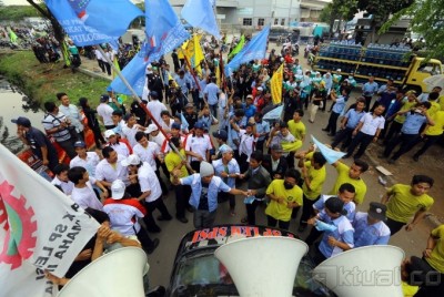 Buruh Ancam Mogok Sampai 1 November 2013