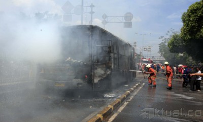 Bus TransJakarta Terbakar di Kawasan Pasar Rumput