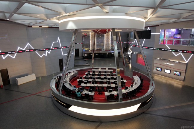 Catat Rekor Baru, IHSG Ditutup Menguat ke Level 5.374