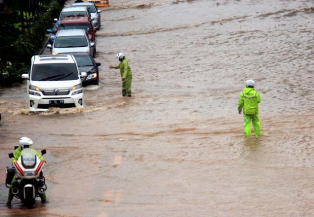Cerdiknya Kernet Truk Boks Ambil 'Peluang Bisnis' Saat Banjir