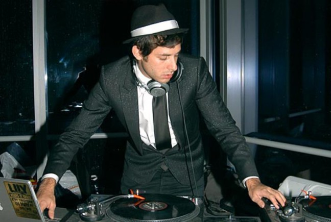 DJ Mark Ronson Rajai Tangga Single dan Album Inggris
