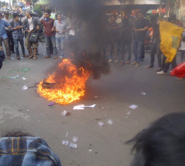 Demo Harkitnas, Mahasiswa Bakar Ban Depan Istana