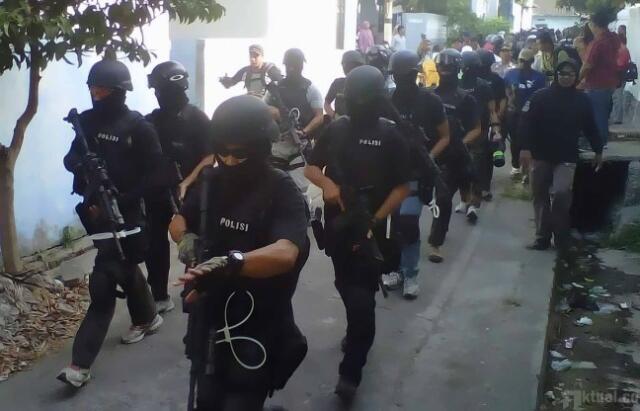 Densus Geledah Rumah Terduga ISIS di Tulungagung