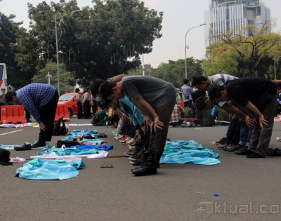 Di Tengah Aksi, Mahasiswa Menyempatkan Diri Sholat Berjamaah