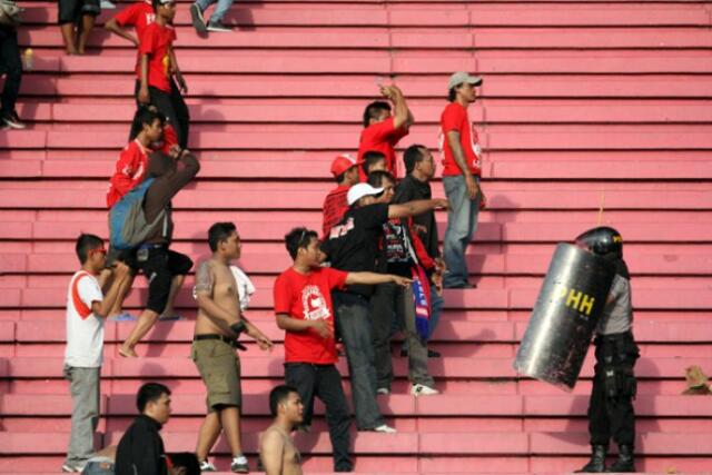 Dianggap Wasit Berat Sebelah, Pasoepati Masuk ke Lapangan Pertandingan