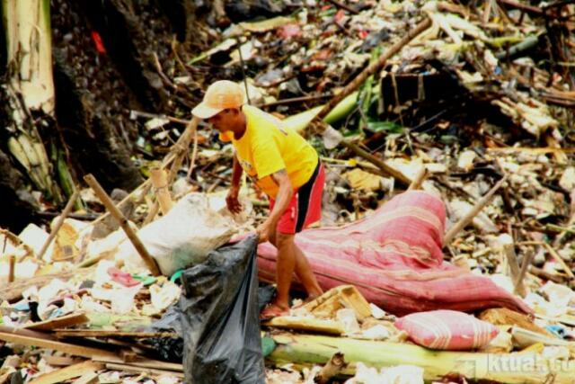 Dinas Kebersihan DKI Gunakan Pukat Bersihkan Sampah di Sungai