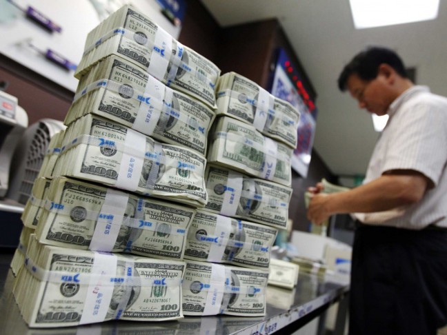 Dolar Menguat, Wall Street Jatuh Lagi
