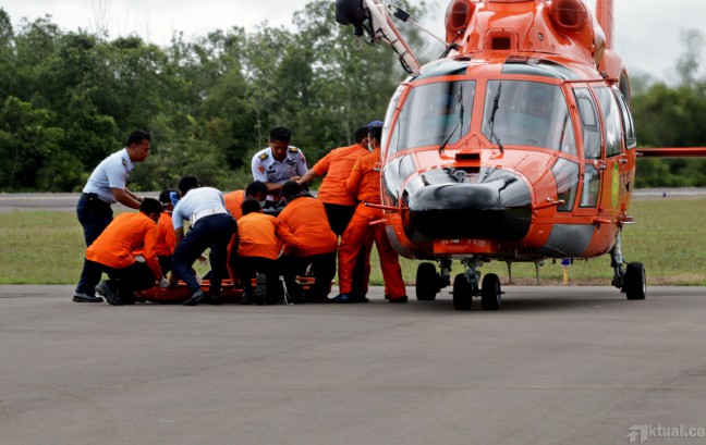 Dua Jenazah Penumpang AirAsia QZ8501 Dievakuasi ke Rumah Sakit