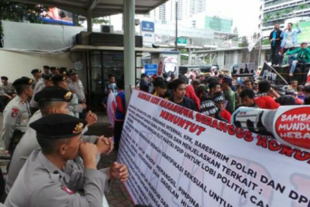Geruduk Gedung KPK, Mahasiswa Minta Kasus BW Dibuktikan di Pengadilan