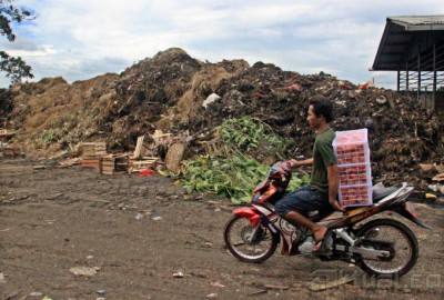 Gunung Sampah di Pasar Kramat Jati