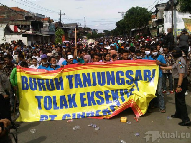 Hadang Juru Sita Pengadilan Negeri, Ribuan Buruh Bersenjata Blokir Jalan
