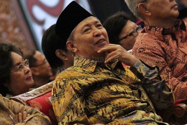 Hamzah Haz Datangi KPK Besuk Fuad Amin