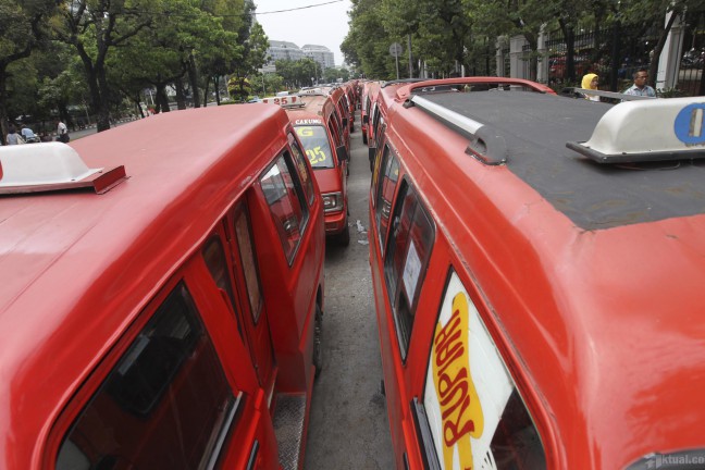 Harga BBM Turun, Angkutan Jakarta Tak Turunkan Tarif