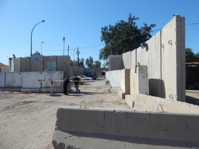 Hidup Dalam Kepungan Beton Penahan Bom di Baghdad