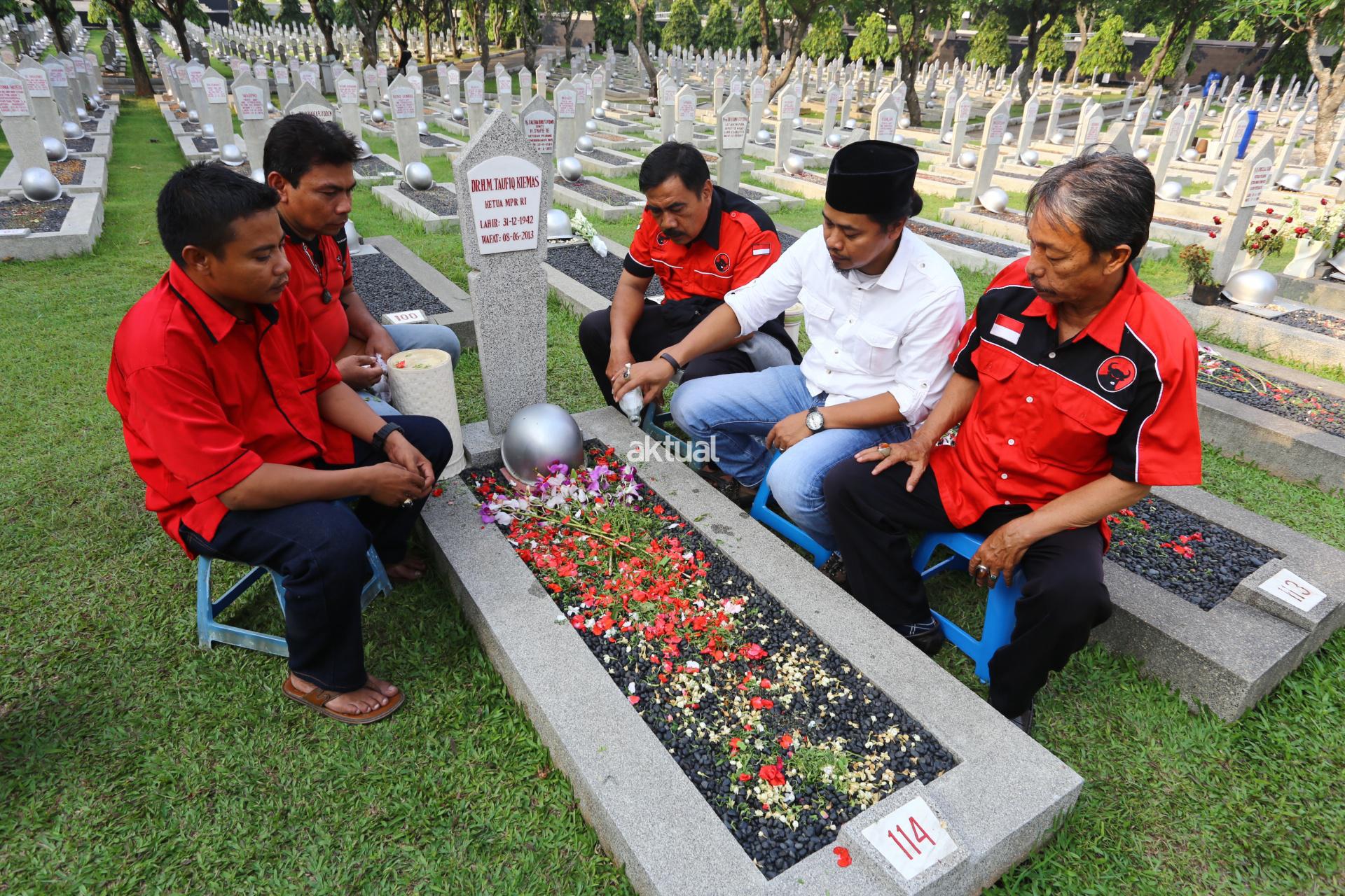 Ziarah Kubur Jelang Ramadhan Di Taman Makam Pahlawan Kalibata - Aktual.com