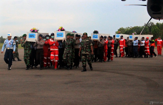 Ibu dan Anak Korban QZ8501 Dimakamkan di Pasuruan