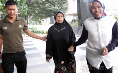 Ibunda Jenguk Wawan di Rutan KPK