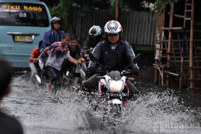 Ini Dia Tips Berkendara Yang Aman Saat Hujan