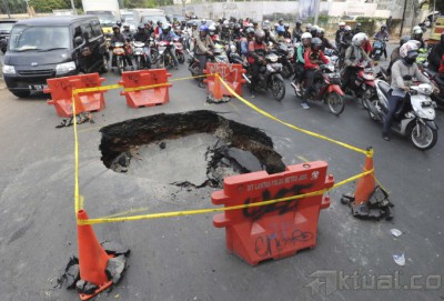 Jalan Amblas di Kawasan Tanah Abang Ancam Pengendara