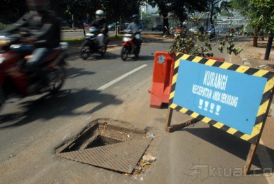 Jalan Berlubang Bekas Proyek Drainase