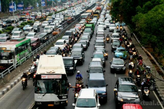 Jalur Puncak Diberlakukan Satu Arah