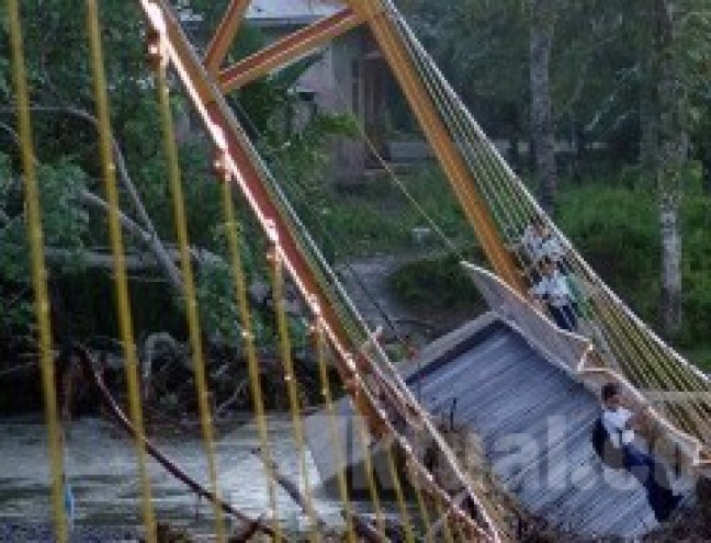 Jembatan di Tangerang Amblas, Akses Dua Kecamatan Terputus