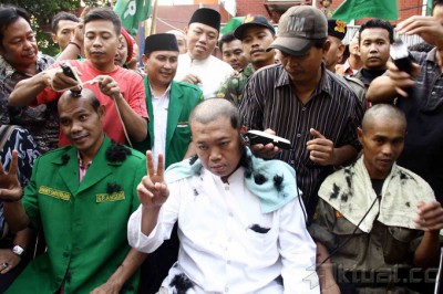 Jokowi - JK Menang, Dua Ratus Pemuda GP Ansor Gunduli Kepala