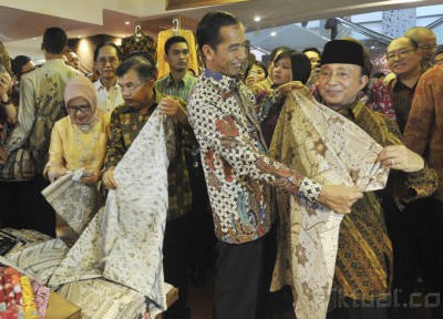 Jokowi - JK Peringati Hari Batik di Pasaraya
