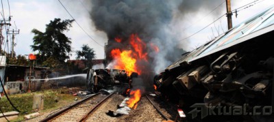 KRL Commuter Line jurusan Serpong - Tanah Abang Tabrak Tangki BBM
