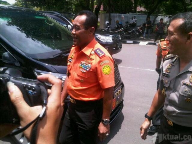 Kabasarnas Temui Keluarga Korban AirAsia di Polda Jatim