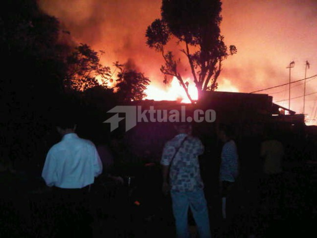 Kebakaran Pasar Johar Jadi Tontonan Ribuan Warga