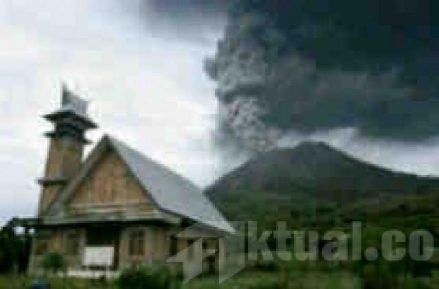 Kemensos Kirim 85 Ton Beras ke Sinabung