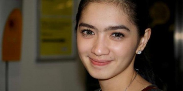 Kiat Sehat dan Bugar di Musim Hujan ala Angel Karamoy