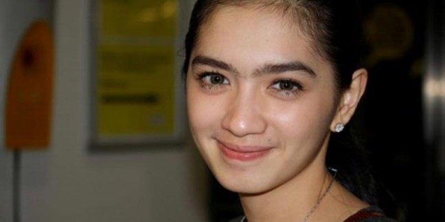 Kiat Sehat dan Bugar di Musim Hujan ala Angel Karamoy