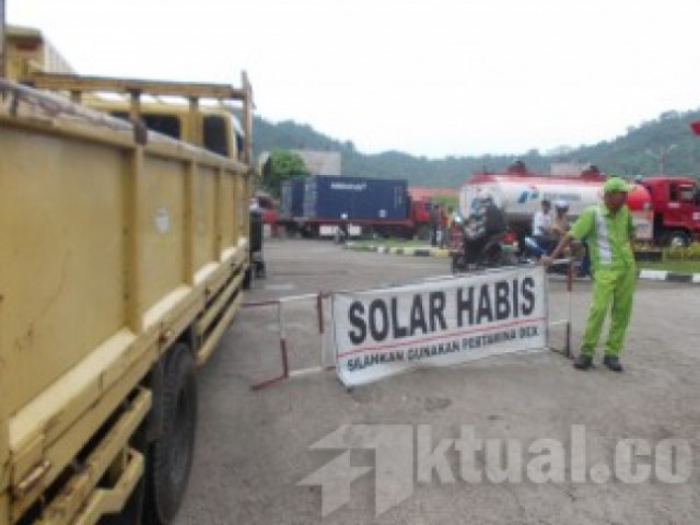 Langka, Kendaraan di Manokwari Menginap di SPBU Untuk Dapat Solar