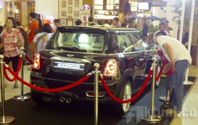 Larangan Berpakaian Ketat di Pameran Otomotif di Tionghoa