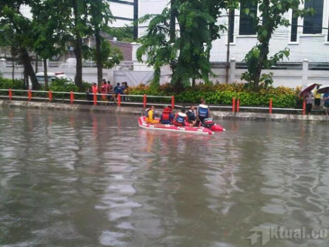 Lompat ke Sungai Kalimas, Tubuh Rio Belum Ditemukan