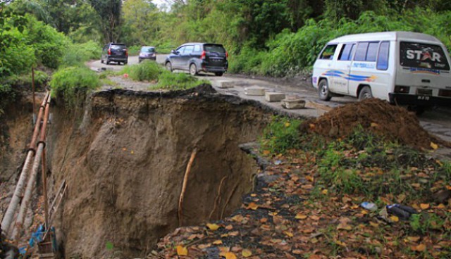 Longsor Putuskan Jalan di Garut Selatan