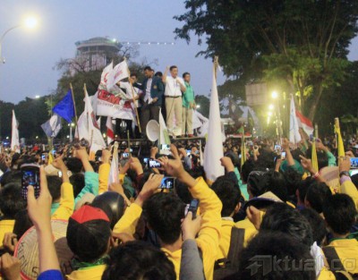 Luhut Bacakan Tuntutan Pendemo di Atas Mobil Komando