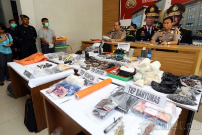 Mabes Polri Tunjukkan Barang Bukti milik Teroris