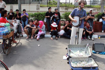 Mainkan Banjo, WNI Asal Italia Ngamen di Bundaran HI