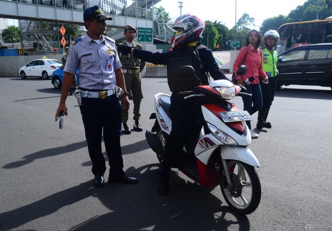 Masih Banyak Pengguna Motor Melintas di Jalur Pelarangan Roda Dua