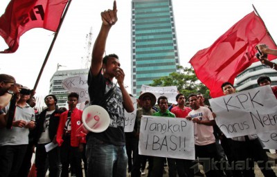 Massa Serbu KPK Tuntut Selesaikan Skandal Bank Century