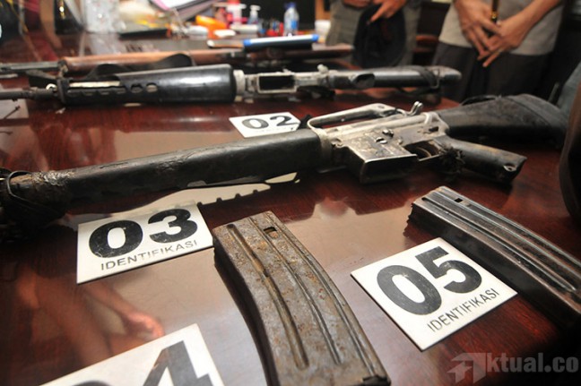 Masyarakat Kembalikan Senpi Hasil Menyerang Polsek Fayit
