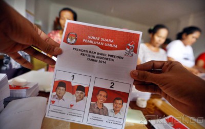 Melipat dan Menyortir Surat Suara Pilpres 2014