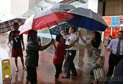 Mengais Rezeki dari Guyuran Hujan